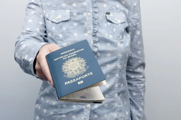 Femme caucasienne tenant un passeport brésilien — Photo