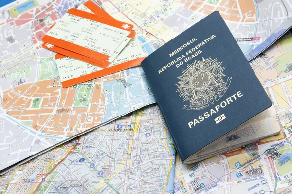 Passaporte, mapas e bilhetes — Fotografia de Stock