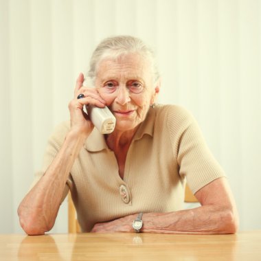 telefon ile üst düzey kadın