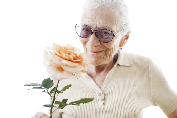 Mujer mayor con flor —  Fotos de Stock