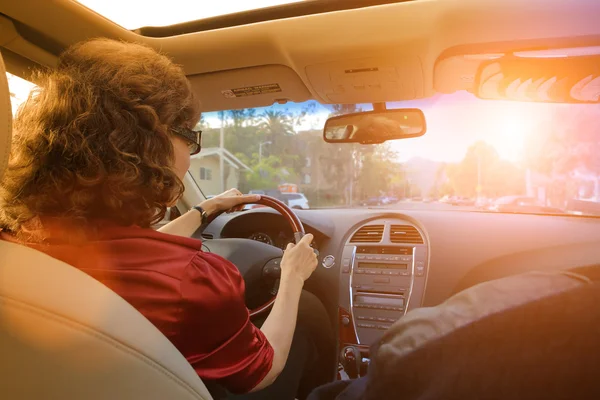 Schöne Frau am Steuer eines Luxusautos — Stockfoto