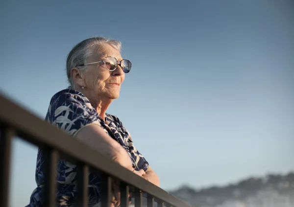 Mujer mayor mirando hacia adelante — Foto de Stock