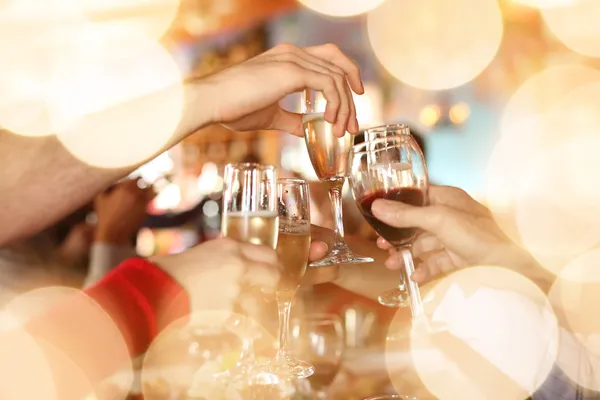 Handen met de glazen van champagne — Stockfoto