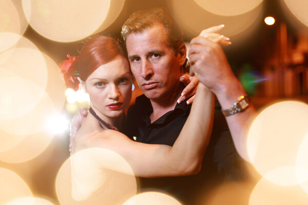 Пара танцев на улице ночью
.