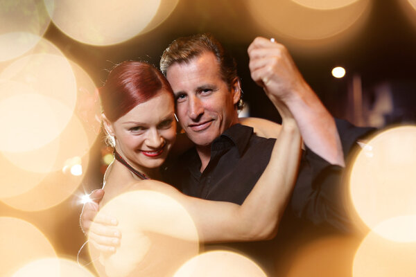 Пара танцующих танго
