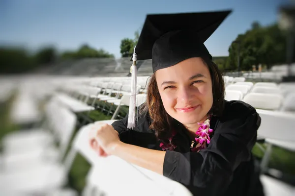 Mujer graduada feliz —  Fotos de Stock