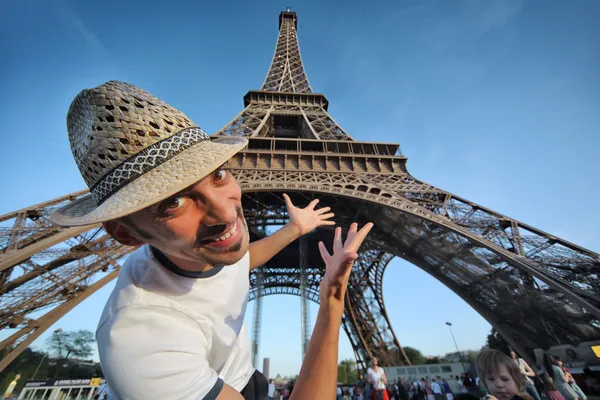 Tourist pointing to Eiffel Tower in Paris — Stock Photo, Image