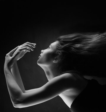 Uçan saçlı kadın.