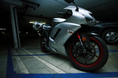 Metalik spor Motosiklet Garaj yapısında Park