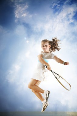 Tenis oynayan genç kız