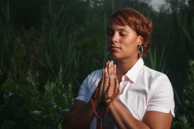 Dua eden Kadın