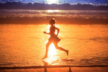 Okyanus koşan kız