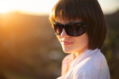 Açık havada gün batımında güzel kadın