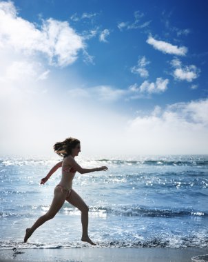 Okyanus çalışan genç kadın