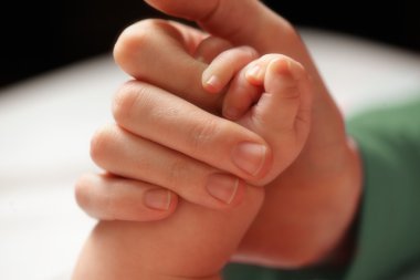 Holding anne el bebek.