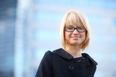 sarışın iş kadını gülümseyen