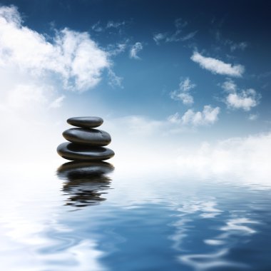 Zen taşların üzerinde su