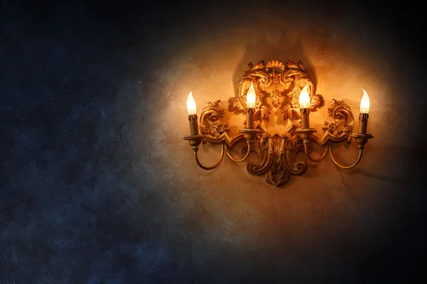 Lampa svícen na zeď — Stock fotografie