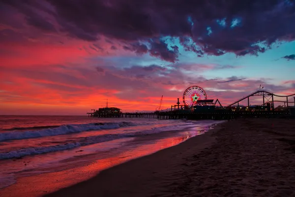 Molo Santa Monica o zachodzie słońca — Zdjęcie stockowe