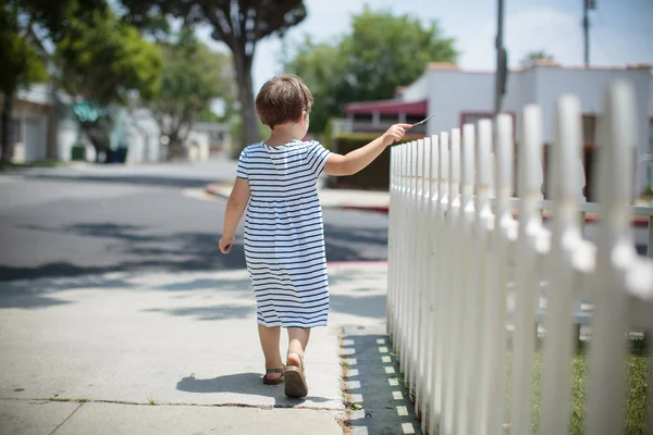 Chica caminando — Foto de Stock