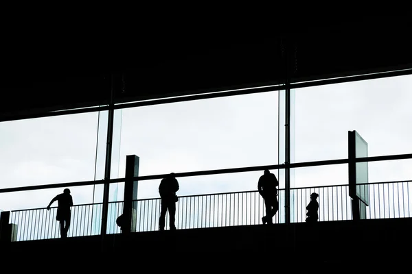 Menschen am Flughafen — Stockfoto