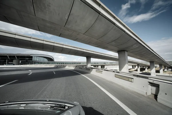 Condução sob o viaduto — Fotografia de Stock