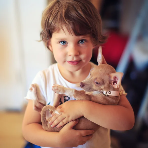 Niño con perro — Foto de Stock
