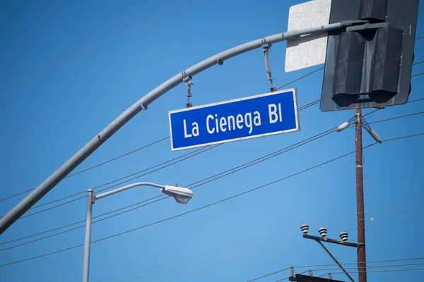 La Cienega Blvd sinal de rua em Los Angeles — Fotografia de Stock