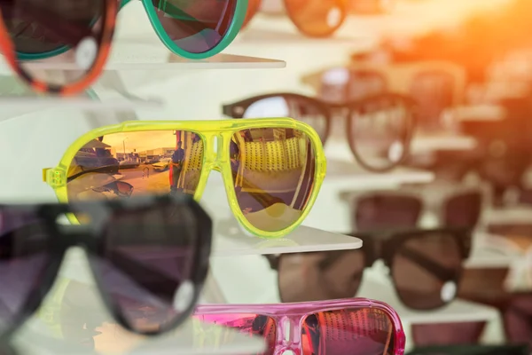 Сонцезахисні окуляри дисплей — стокове фото