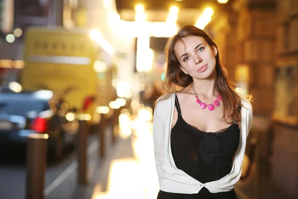 Schöne junge Frau auf der sonnigen Straße — Stockfoto