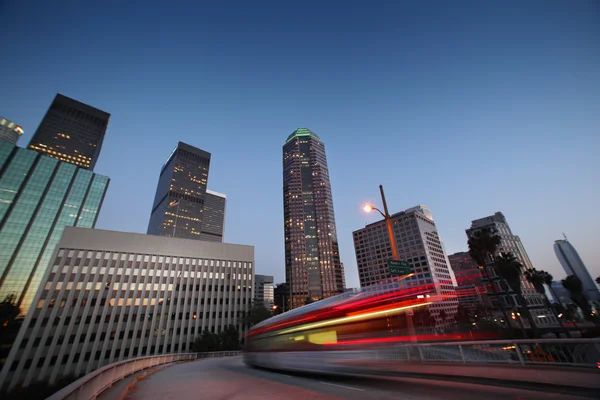 Bus versnellen in het centrum van los angeles — Stockfoto