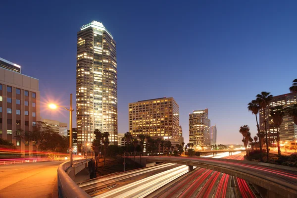 Freeway trafik i downtown los angeles — Stockfoto