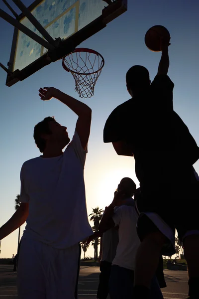 Silueta de jugador de baloncesto al atardecer —  Fotos de Stock