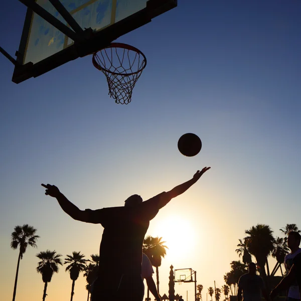 日没時のバスケット ボール選手のシルエット — ストック写真