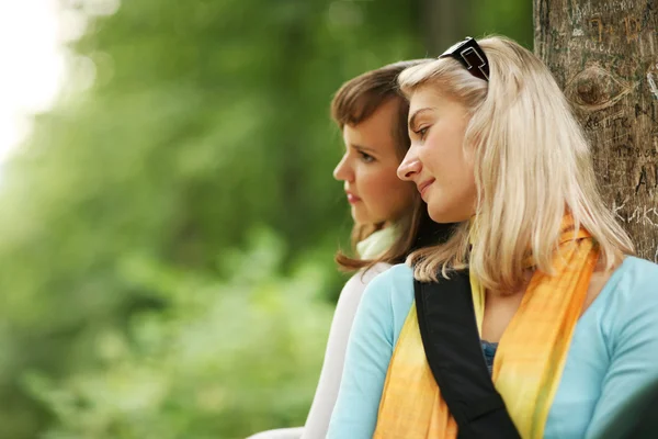 Duas belas mulheres jovens ao ar livre — Fotografia de Stock