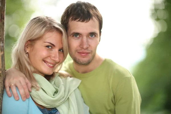 Gelukkig jong paar in park. — Stockfoto