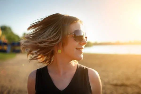 Mujer en la playa — Foto de Stock