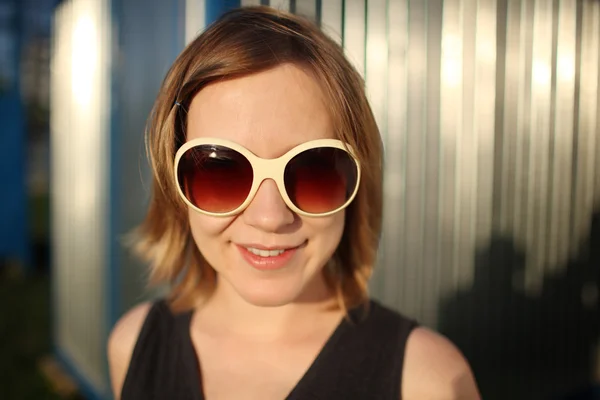 Fille heureuse dans les lunettes de soleil — Photo