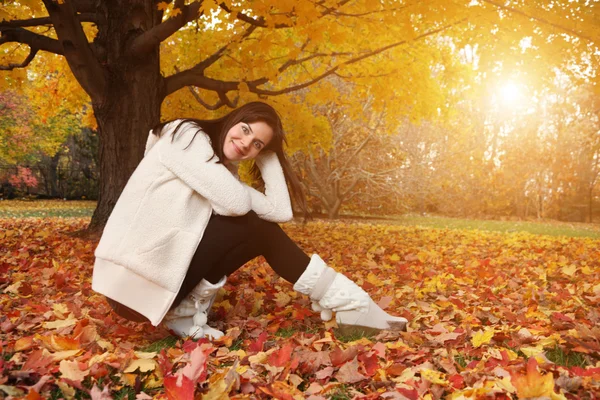 Junge Frau im Herbstpark. — Stockfoto