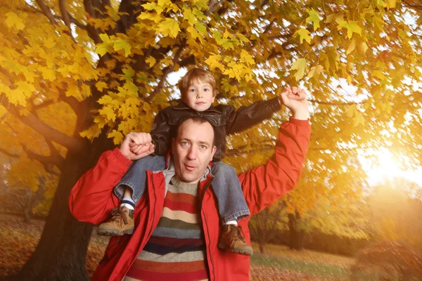 Ayah dan anak di taman musim gugur — Stok Foto