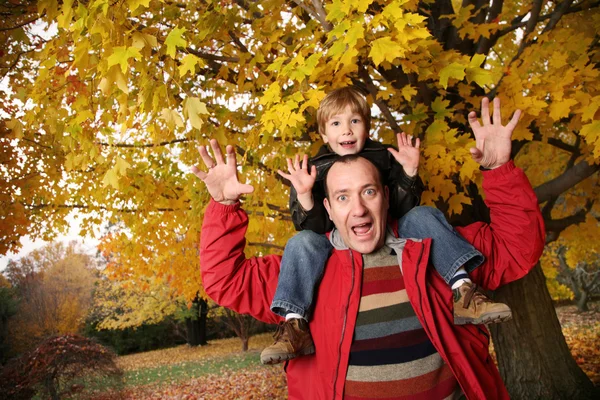 Padre e hijo en el parque de otoño — Foto de Stock