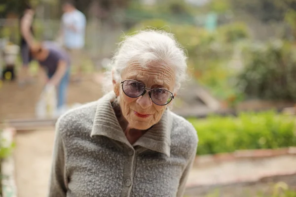 Starszy kobieta na zewnątrz — Zdjęcie stockowe