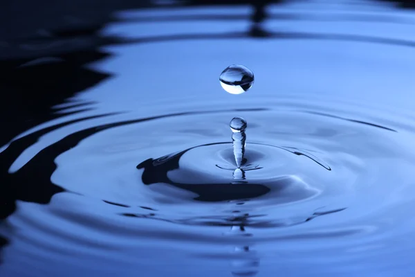 Wassertropfen fallen ins Wasser — Stockfoto