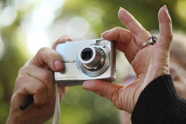 Mãos com câmera fotográfica — Fotografia de Stock