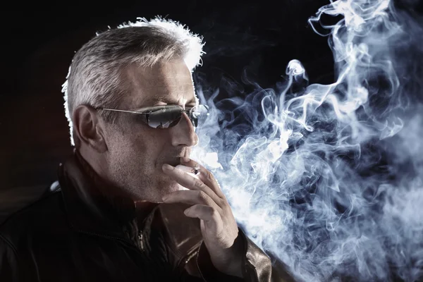Mann raucht Zigarette — Stockfoto