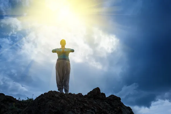 Yoga op berg — Stockfoto