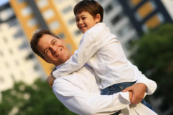 Fader med son utomhus. — Stockfoto