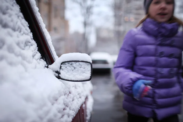 Auto lumessa — kuvapankkivalokuva