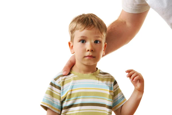 Littel kid med fäder hand — Stockfoto