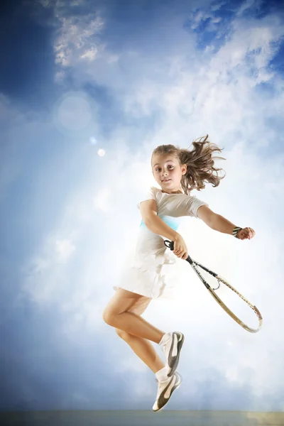 Menina jovem jogando tênis — Fotografia de Stock